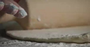 Hamuru yakın çekimde merdaneyle yuvarla.