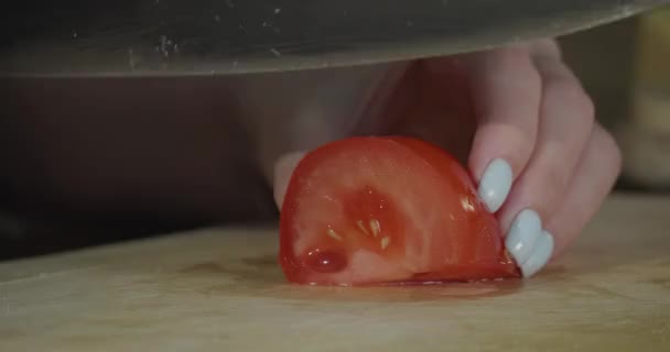 Cortar tomates con un cuchillo — Vídeos de Stock