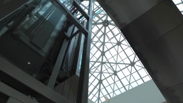 Переезд лифта в бизнес-центр в торговом центре — стоковое видео