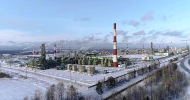 Vista de drones de una refinería de petróleo o una planta química — Vídeos de Stock