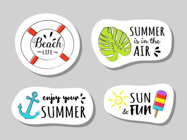 Çizim ile sevimli yaz çıkartmaları. Vektör.