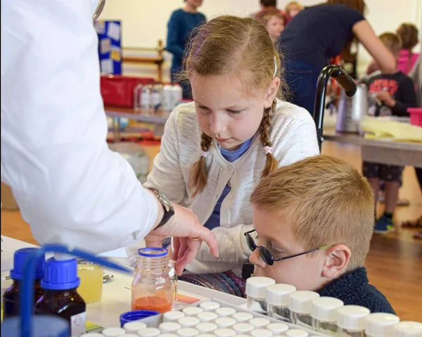 İngiltere, Rothley - 29 Ekim 2015: Laboratuvar kimyagerler tak bir gün İngiltere'de kök, bilim, teknoloji, mühendislik ve matematik eğitim programının bir parçası olarak kimya hakkında çocuklara öğretmek için laboratuardan. 