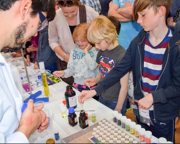 İngiltere, Rothley - 29 Ekim 2015: Laboratuvar kimyagerler tak bir gün İngiltere'de kök, bilim, teknoloji, mühendislik ve matematik eğitim programının bir parçası olarak kimya hakkında çocuklara öğretmek için laboratuardan. 