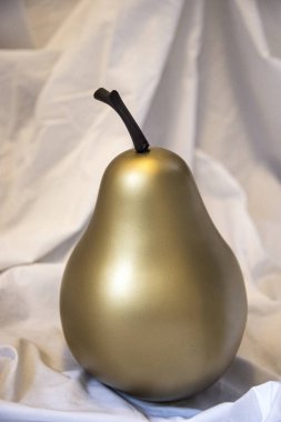 Plastik altın / altın armut buruşuk beyaz kumaş arka plan