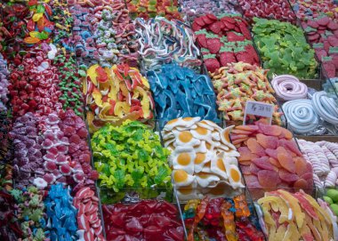 Parlak renkli tatlılar satan pazar Stall