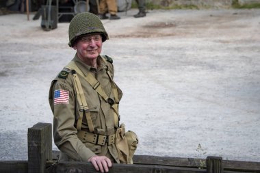 Leicestershire, İngiltere - 03 Haziran 2018: savaş zamanı bize ordusu askerlerinin büyük merkez demiryolu, Quorn zafer gün Avrupa kutlama olay sırasında askeri manevralar savaşını üniforma giymiş adam