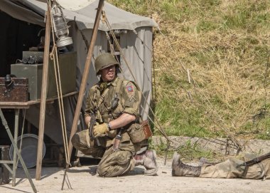 Leicestershire, İngiltere - 03 Haziran 2018: savaş zamanı bize ordusu askerlerinin büyük merkez demiryolu, Quorn zafer gün Avrupa kutlama olay sırasında askeri manevralar savaşını üniforma giymiş adam