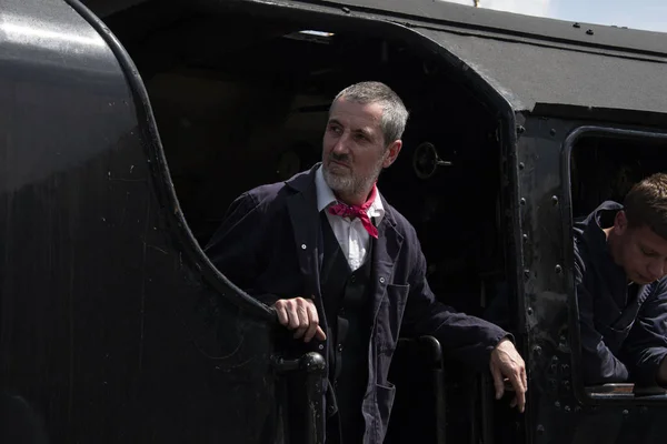 Leicestershire June 2018 Steam Engine Driver Waits Signal Pull Away — стоковое фото