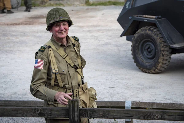 Leicestershire, İngiltere - 03 Haziran 2018: savaş zamanı bize ordusu askerlerinin büyük merkez demiryolu, Quorn zafer gün Avrupa kutlama olay sırasında askeri manevralar savaşını üniforma giymiş adam