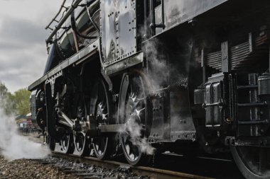 Rothley büyük merkezi buhar demiryolu, İngiltere - 2015: buhar motoru tekerlekler