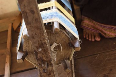 Kamboçya, Siem Reap Eyaleti, altın ipek Firma - Mart 2016: Doğal ipek tarım ve ipek eserler - el işi üretimi iplik ipek konu el ile boya