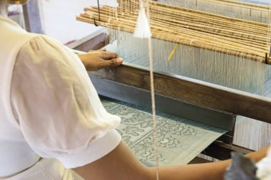 Kamboçya, Siem Reap Eyaleti, altın ipek Firma - Mart 2016: Doğal ipek tarım ve ipek eserler el işi üretimi-bayanlar handweaving antik desen üzerinde geleneksel dokuma ipek 