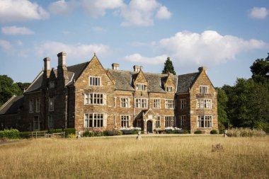 Bir kez İngiltere'de, Launde Abbey, Leicestershire - Temmuz 2018: Cromwell ailesine ev ve şimdi Launde Abbey oldu Hıristiyan bir geri çekilme 1119 Richard Basset, Henry I. Front görünümünün bir kraliyet yetkilisi tarafından kurulan.