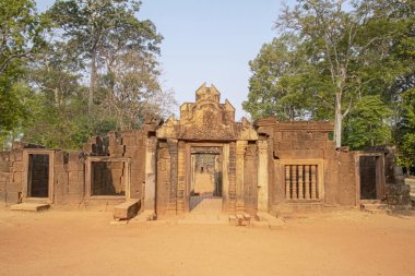 Kamboçya, Seay Banteay - Mart 2016 - ornately oyma 10 yüzyıla, kırmızı kum taşı, Hindu tanrısı Shiva, adanmış tapınak restore edilmiş kalıntıları erken sabah ışık boğulmuş