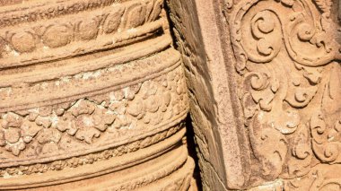 Kamboçya, Seay Banteay - Mart 2016 - ornately oyma 10 yüzyıla, kırmızı kum taşı, Hindu tanrısı Shiva, adanmış tapınak restore edilmiş kalıntıları erken sabah ışık boğulmuş