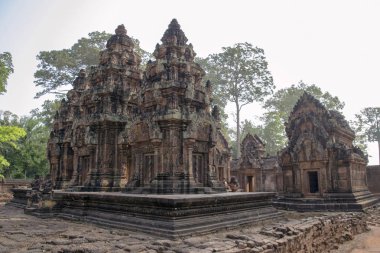 Kamboçya, Seay Banteay - Mart 2016 - ornately oyma 10 yüzyıla, kırmızı kum taşı, Hindu tanrısı Shiva, adanmış tapınak restore edilmiş kalıntıları erken sabah ışık boğulmuş