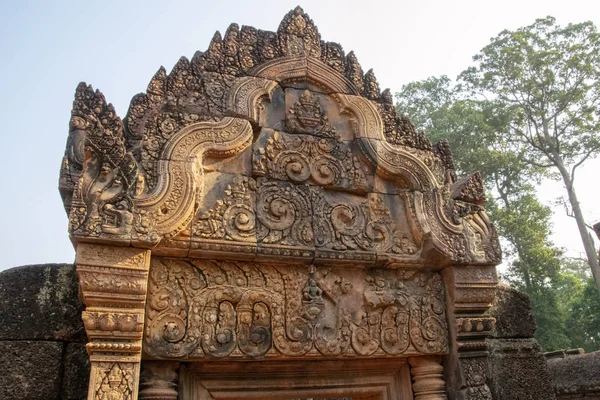 Kambodża Banteay Seay Mar 2016 Dekoracyjne Nadproża Zrekonstruowane Ruiny Bogato — Zdjęcie stockowe