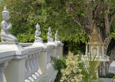Kamboçya, Phnom Phen - Mar 2016: Buda heykelleri ellerle birlikte, gümüş pagoda bölümünde Phnom Penh Kraliyet Sarayı Kraliyet stupa tarafından diz çökmüş dua hattı.