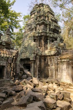 Kamboçya, Ta Phrom - Mart 2018: Tapınak kısmen ormandan kurtarılır. Birçok kalıntıları yeniden bazı karmakarışık site üzerinden büyüyen ağaçlar ile taş kalır. 