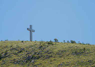 BiH, Mostar-Haziran 2018: 33 m şehir hakim Hum tepe üzerinde çapraz uzun boylu saldırgan olarak çapraz yerel bazı Müslümanlar tarafından algılanan. Savaş sırasında tepenin saldırı pozisyonu olarak kullanılan.