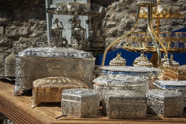 BiH, Mostar - Haziran 2018: Yerel turistik çarşı satışında parlak metal biblo kutuları