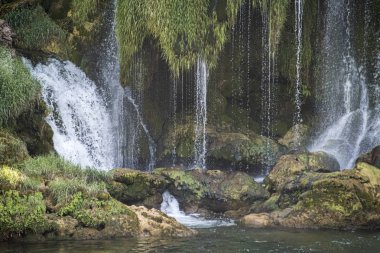 BiH, yapıları şelaleler - Haziran 2018: Popüler turist Kravicia şelale bir büyük tüf çağlayan Trebiat nehrinde, Bosna Hersek'te karstik Amerikanın olan