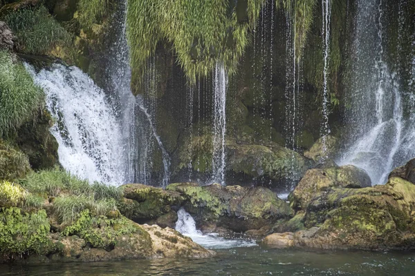 BiH, yapıları şelaleler - Haziran 2018: Popüler turist Kravicia şelale bir büyük tüf çağlayan Trebiat nehrinde, Bosna Hersek'te karstik Amerikanın olan