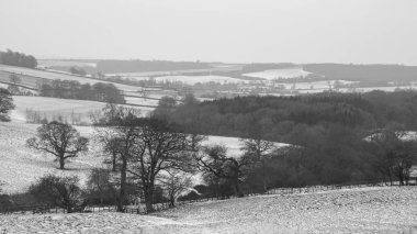 Birleşik Krallık, Leicestershire - Mart 2018; Leicester dışında yamaçlarda kar üzerinde toz bir ışık yatıyor