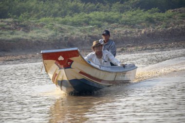 Kamboçya, Tonle-Sap-Mart 2016: iki adam geleneksel ahşap sürat teknesi taksi nehir boyunca seyahat, Asya 'da nehir seyahat tipik.