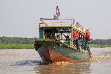 Kamboçya, Tonle-Sap-Mart 2016: nehir otobüsü Tonle-Sap yüzen kasabasında topluluk hizmet