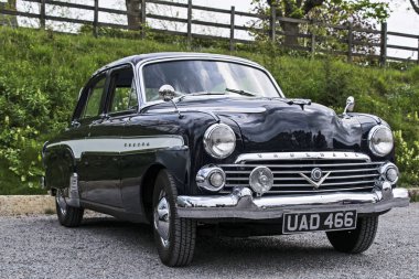 Rothley büyük merkezi buhar demiryolu, İngiltere - 2015: Vauxhall Cresta Vauxhall tarafından 1972 için 1954 yılında üretildi İngiliz bir araba olduğunu. 