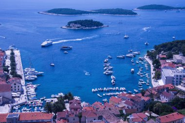 Hırvatistan, Hvar - Haziran 2018: Hvar View eski kasaba liman ve marina - yukarıdan bakıyor