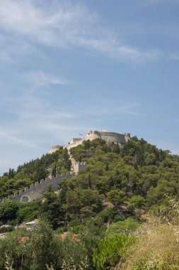 Hırvatistan, Hvar - Haziran 2018: barut patlama eski kale harap 1579 takip inşa tarihi kent, yukarıda tepede oturan İspanyol kale