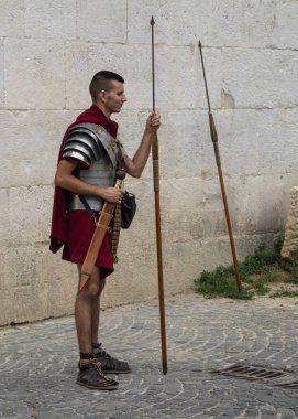 Hırvatistan, Split - Haziran 2018: Yeniden enactors Roma lejyonerler gibi giyinmiş turistlerle kapılarında Diocletianus Sarayı'na poz için sabırsızlanıyorum