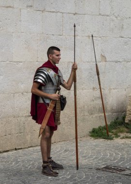 Hırvatistan, Split - Haziran 2018: Yeniden enactors Roma lejyonerler gibi giyinmiş turistlerle kapılarında Diocletianus Sarayı'na poz için sabırsızlanıyorum