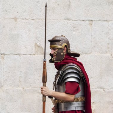 Hırvatistan, Split - Haziran 2018: Yeniden enactors Roma lejyonerler gibi giyinmiş turistlerle kapılarında Diocletianus Sarayı'na poz için sabırsızlanıyorum