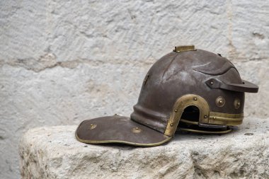 Hırvatistan, Split - Haziran 2018: Yineleme Roma lejyonları kask Diocletian yerde yeniden enactors tarafından kullanılan Galya tarzı