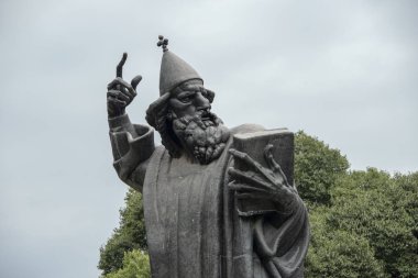 Hırvatistan, Split - Haziran 2018: Ivan Mestrovics heykel Nin Gregory, Gregor, Diocletianus Sarayı'na izle altın kapısında duruyor 