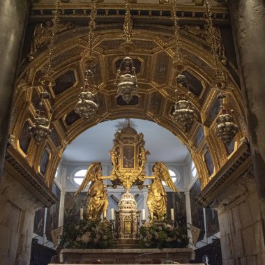 Hırvatistan, Split - Haziran 2018: Bir kilise ve çan kulesi ve crypt Katedrali, Saint of Diocletian, Sveti olarak da bilinir, dinlenme Domnius, iç kısmıdır