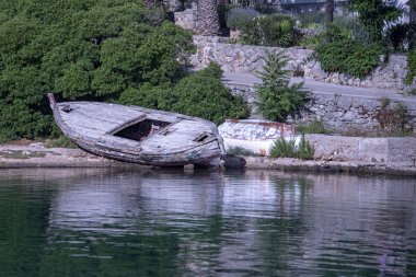 Hırvatistan, Hvar adası - Haziran 2018: Hırvatistan, Hvar adası - Haziran 2018: eski ahşap tekne Vrboska giriş, Sudan çekti 