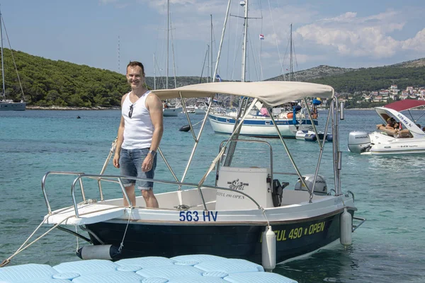 Croacia Hvar Junio 2018 Hombre Pie Cubierta Pequeño Barco Alquiler — Foto de Stock