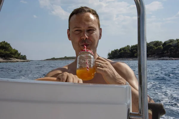 Κροατία Hvar Ιουνίου 2018 Άνθρωπος Πίνει Κατά Την Οδήγηση Μια — Φωτογραφία Αρχείου