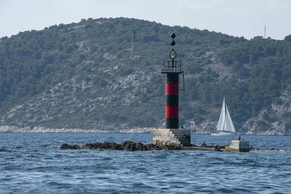 Croacia Hvar Junio 2018 Pequeño Faro Señalizando Entrada Casco Antiguo — Foto de Stock