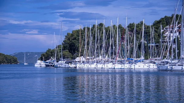 Κροατία Νησί Χβαρ Ιουνίου 2018 Μικρά Ιστιοπλοϊκά Σκάφη Αγκυροβολημένα Στον — Φωτογραφία Αρχείου