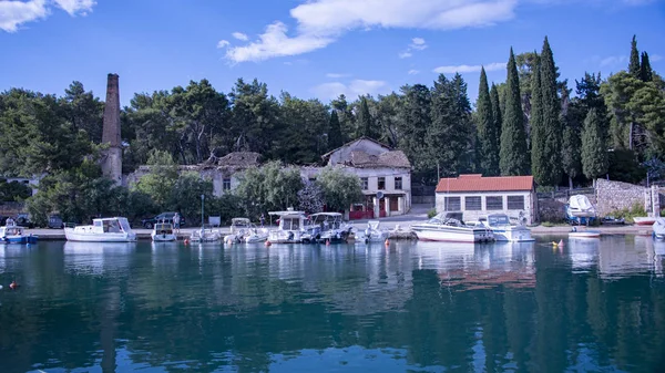 Croacia Isla Hvar Junio 2018 Pequeños Barcos Amarrados Entrada Vrboska — Foto de Stock