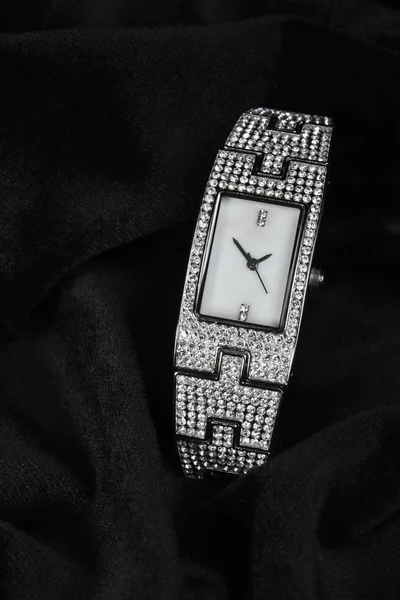 Świecący zegarek na głęboką czernią tła aksamitna — Zdjęcie stockowe