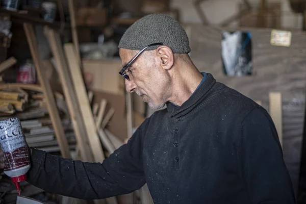 Marokkói férfi, középkorú Carpenter — Stock Fotó