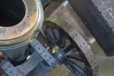 süslü bir şekilde dekore edilmiş pirinç top