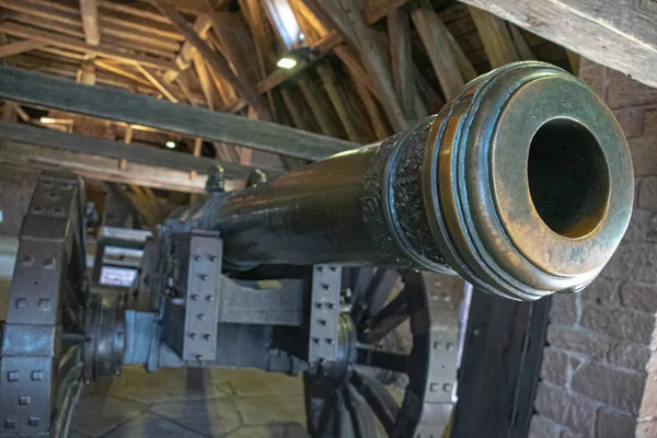 süslü bir şekilde dekore edilmiş pirinç top