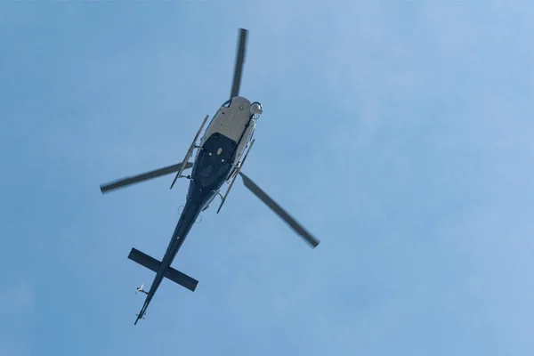 Elicopter overhead in blue sky — Stock Photo, Image